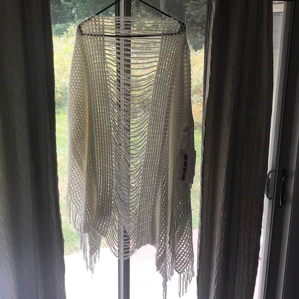creamy ivory boho cozy poncho/wrap  nwt🍂